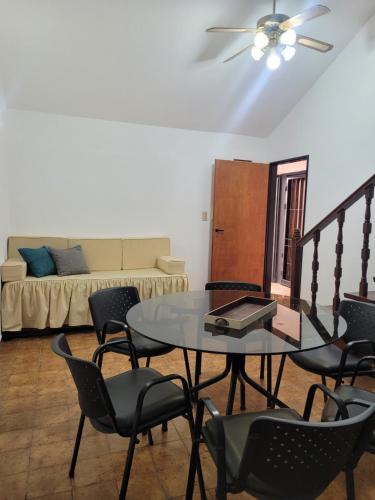 sala de estar con mesa, sillas y sofá en Departamento A&F alquiler temporario en San Fernando del Valle de Catamarca