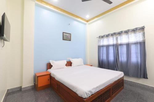 a bedroom with a bed and a window at Hotel Atithi Satkar , Gobarsahi in Muzaffarpur