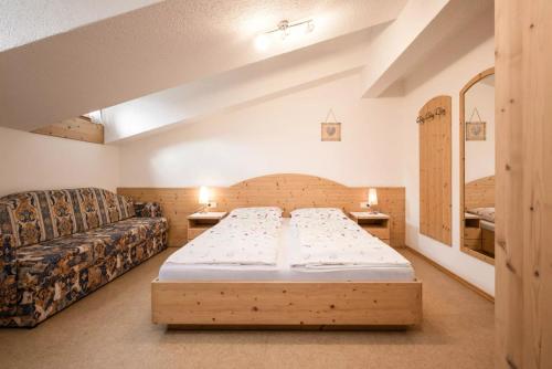 Postel nebo postele na pokoji v ubytování Angererhof - Appartement Anton