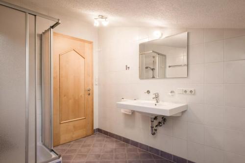 y baño con lavabo y espejo. en Appartement Anton, en Sand in Taufers