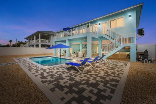 Πισίνα στο ή κοντά στο Blue Pearl New Waterfront Haven with Heated Pool ,70 Foot Dock, and More!