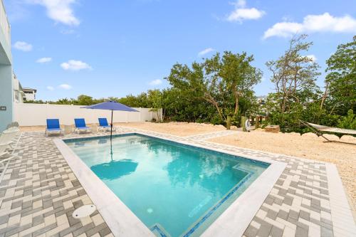 Πισίνα στο ή κοντά στο Blue Pearl New Waterfront Haven with Heated Pool ,70 Foot Dock, and More!