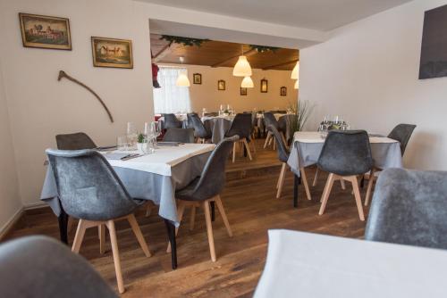 una sala da pranzo con tavoli e sedie bianchi di Hotel Signal a Macugnaga