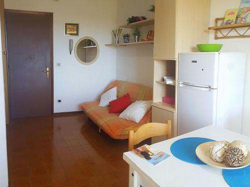 un soggiorno con divano e frigorifero di Residence Valbella Beach a Bibione