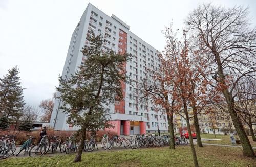 un gran edificio con bicicletas estacionadas frente a él en Pod Lipami Standard Studio, en Poznan