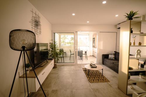 Posezení v ubytování Merveilleux studio cosy vue mer - piscine
