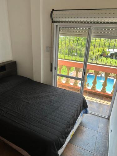 1 dormitorio con cama y ventana grande en KSA KMPO en El Carmen