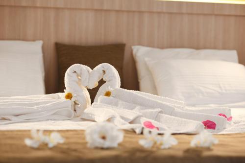 Una cama o camas en una habitación de Lamon Hotel