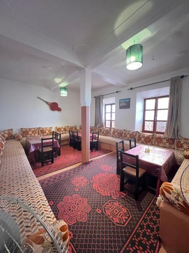 ein Esszimmer mit Sofas, einem Tisch und Stühlen in der Unterkunft Appartement In Ksar Ait Ben Haddou in Aït-Ben-Haddou