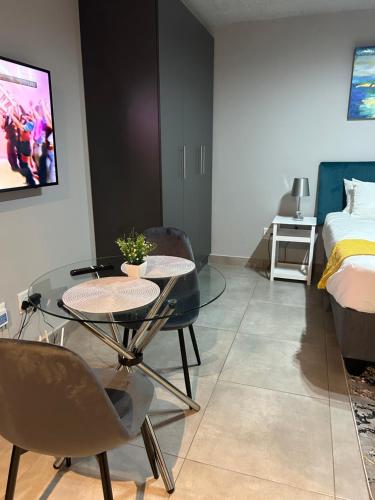 Cette chambre comprend une table, des chaises et un lit. dans l'établissement Circa Apartment 86, à Pretoria