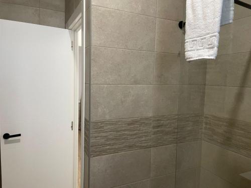 uma casa de banho com um chuveiro e uma porta de vidro em U4 Apartamento a estrenar, centro Madrid em Madrid
