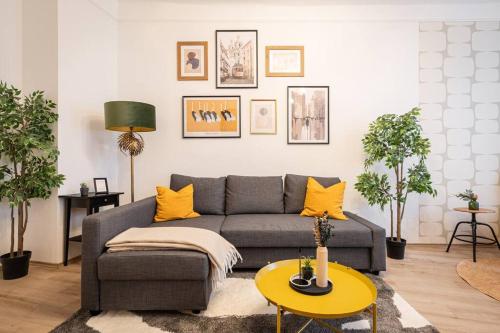 Warm Elegance Retreat : 75 m2 comfort near New York Café