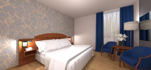 a bedroom with a bed and a desk and a chair at Hotel Le Cerbaie in Altopascio