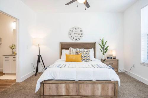 1 dormitorio con 1 cama y reloj en la pared en Swanky Atlanta Apartment en Atlanta