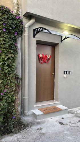 a brown door with a red bow on it at MicamAle in Modugno