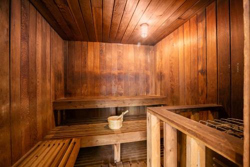 an empty wooden sauna with a bucket in it at Sierra Del Sol 36 in Taos Ski Valley