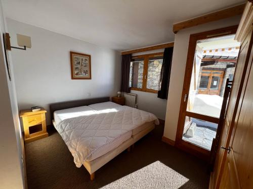 Posteľ alebo postele v izbe v ubytovaní Haut Belle Plagne, vue montagnes, au pied des pistes, proche de l'ESF & espace piscine inclus