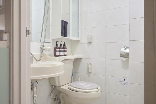 ソウルにあるSeoul Sensibility B&B Houseのトイレと洗面台を備えた白いバスルーム