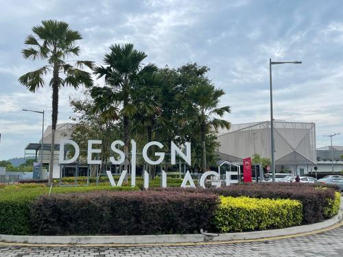 ein Schild vor einem Gebäude mit Palmen in der Unterkunft Cozy39#6pax#netflix#jpnstyle#NearAlma#5kmtoIconCity#BM in Bukit Mertajam