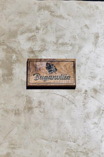 a sign on the side of a wall at Cabaña Buganvilia, Tapalpa in Tapalpa