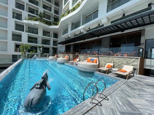 uma piscina com um golfinho no meio de um edifício em Apec Mandala Phu Yen em Liên Trì (3)