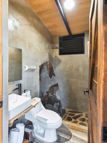 a bathroom with a toilet and a sink at Cabaña Gardenia, Tapalpa in Tapalpa