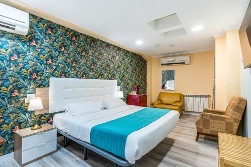Habitación de hotel con cama y silla en Hotel Mexico en Madrid