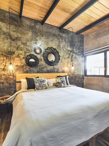 a bedroom with a large bed in a room at Cabaña Petunia, Tapalpa in Tapalpa