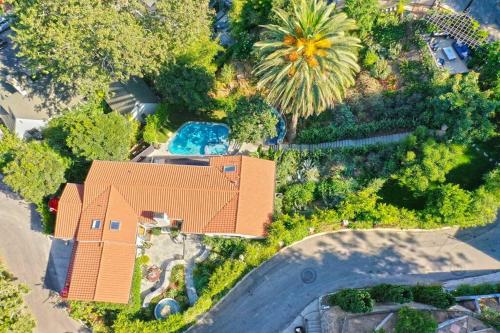 Designer Pool Villa Under the Hollywood Sign في لوس أنجلوس: اطلالة علوية على منزل به مسبح