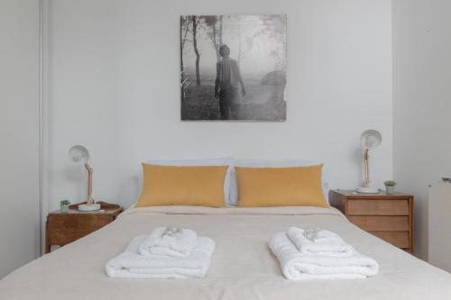1 dormitorio con 1 cama con toallas en Fliphaus Nicaragua 4700 - 1 Dorm Palermo Soho en Buenos Aires