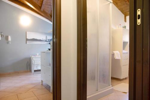 une porte ouverte sur une chambre avec une cuisine dans l'établissement Relax Tra Monti e Laghi, à Brenta