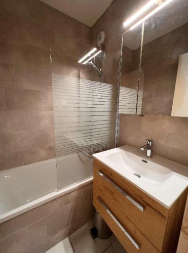 Koupelna v ubytování Charming Apt With Balcony In La Plagne Montalbert