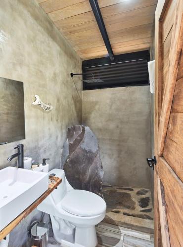 a bathroom with a toilet and a sink at Cabaña Lavanda, Tapalpa in Tapalpa