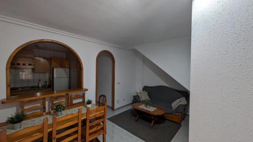 een woonkamer met een bank en een tafel bij Cozy Apartment near the sea in Torrevieja