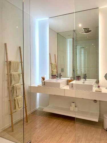 a bathroom with two sinks and a large mirror at Del Mar Village, Apartment T1 , Açor in Fuzeta
