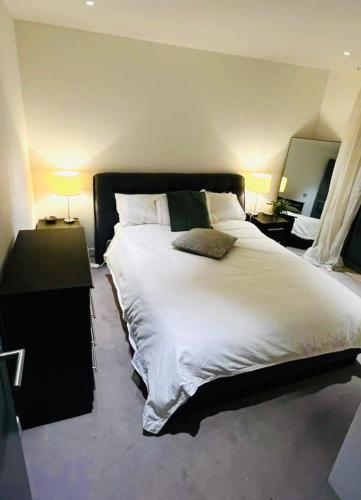 Un pat sau paturi într-o cameră la Trendy & Chic Apartment In The Heart of London