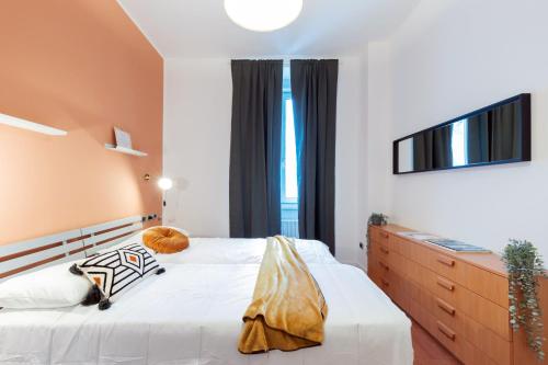 ein Schlafzimmer mit einem Bett und einem TV an der Wand in der Unterkunft ALTIDO Trendy units in the city centre in Triest