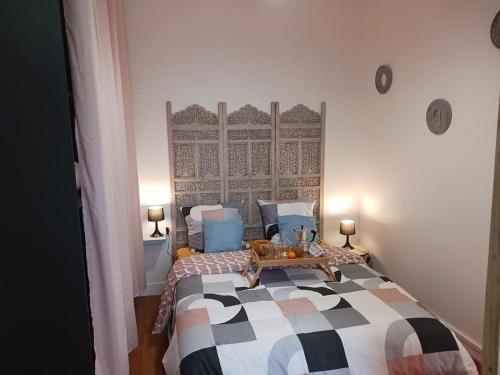 ein Schlafzimmer mit einem Bett und einem Tisch darauf in der Unterkunft Maisonnette Cosy wifi gratuit Rochefort in Rochefort