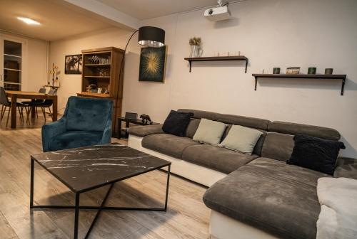 - un salon avec un canapé et une table dans l'établissement Joli T2 proche du métro avec vue Tour Eiffel, à Issy-les-Moulineaux