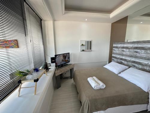 Dormitorio con cama, escritorio y TV en Rio Flat 2 Copacabana Beach, en Río de Janeiro