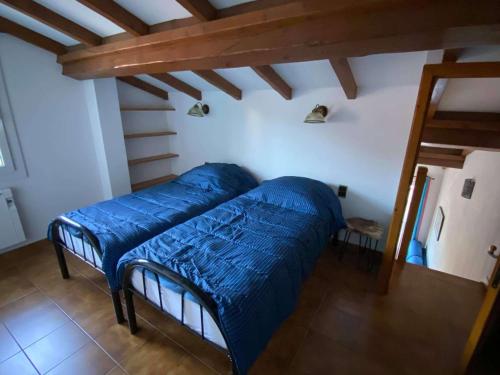- un lit avec une couette bleue dans l'établissement 4MIR11BLEU - Appartement pour 4 personnes T2 en duplex tout confort, à Collioure