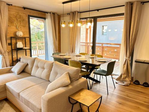 un salon avec un canapé et une table dans l'établissement Les Gets - Moderne appartement, 1.5km du centre, 400m des pistes, terrasse, 2 chambres, WiFi, parking - FR-1-623-339, aux Gets