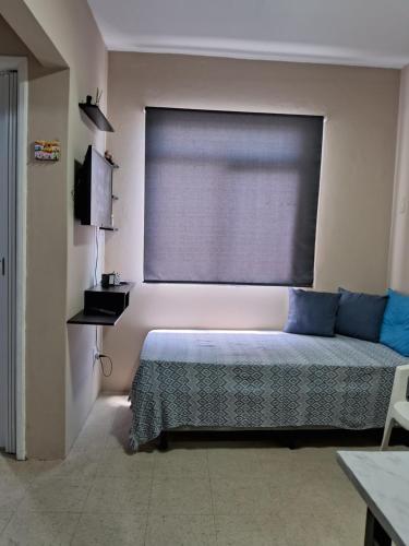 um quarto com uma cama em frente a uma janela em apto bem localizado todo mobiliado em Foz do Iguaçu