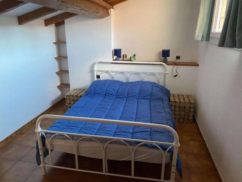 une chambre avec un lit avec une couverture bleue dans l'établissement 4MIR11JAUNE- T2 en DUPLEX idéalement situé pour 4 personnes, à Collioure