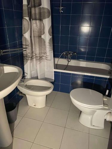 La salle de bains est pourvue de carrelage bleu, de toilettes et d'un lavabo. dans l'établissement 4MIR11JAUNE- T2 en DUPLEX idéalement situé pour 4 personnes, à Collioure