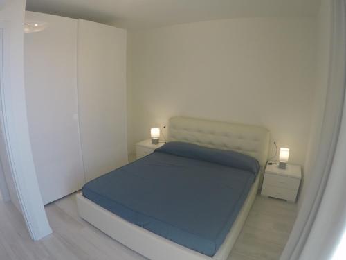 En eller flere senge i et værelse på Mare Incanto Bilocale Vista Mare Parziale - Agenzia Cocal