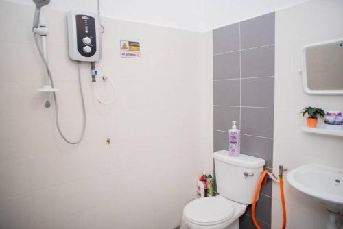 Ένα μπάνιο στο CikJah Guest House SEMI-D