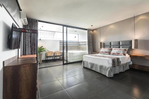 um quarto com uma cama e uma televisão em Hotel Cartagena DC em Cartagena de Indias