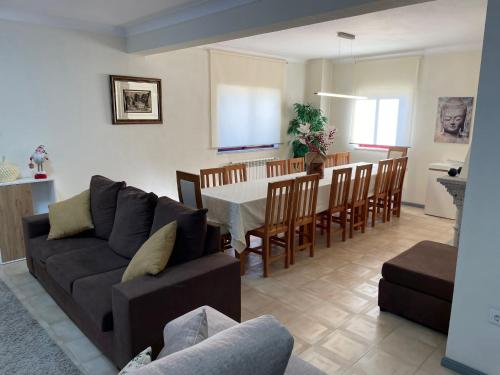 米尼奧河畔維埃拉的住宿－Alojamento Casa da Pedra Verde，客厅配有沙发和桌椅