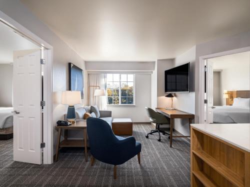Postel nebo postele na pokoji v ubytování Staybridge Suites Rochester University by IHG
